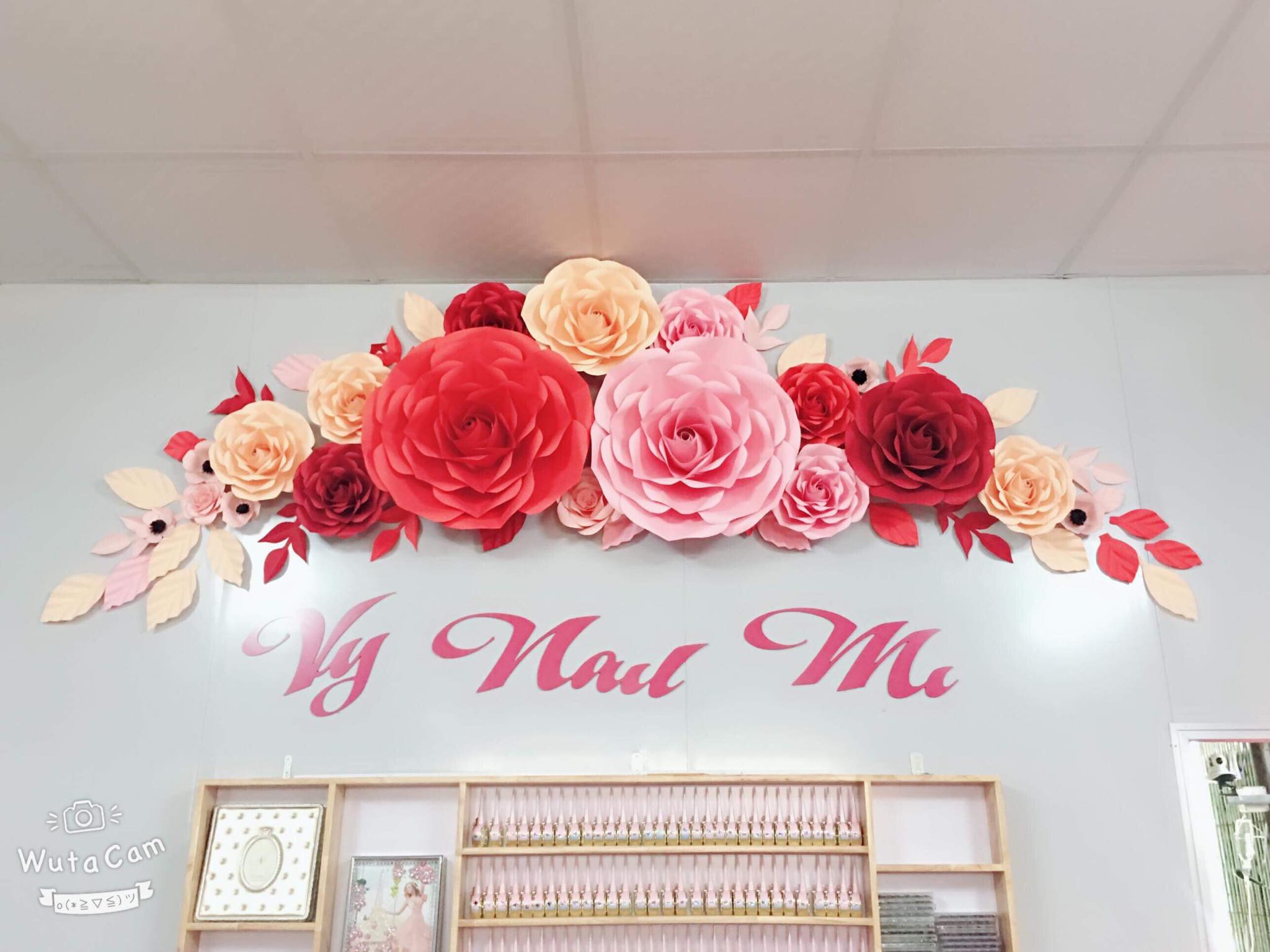 Backdrop tông màu hồng đỏ với hoa sáp là một lựa chọn hoàn hảo để tạo ra không gian chụp hình đầy nghệ thuật và sang trọng. Những bông hoa sáp mềm mại và những chi tiết tỉ mỉ, sẽ làm cho bức ảnh cưới của bạn trở nên thật ấn tượng và đáng nhớ.